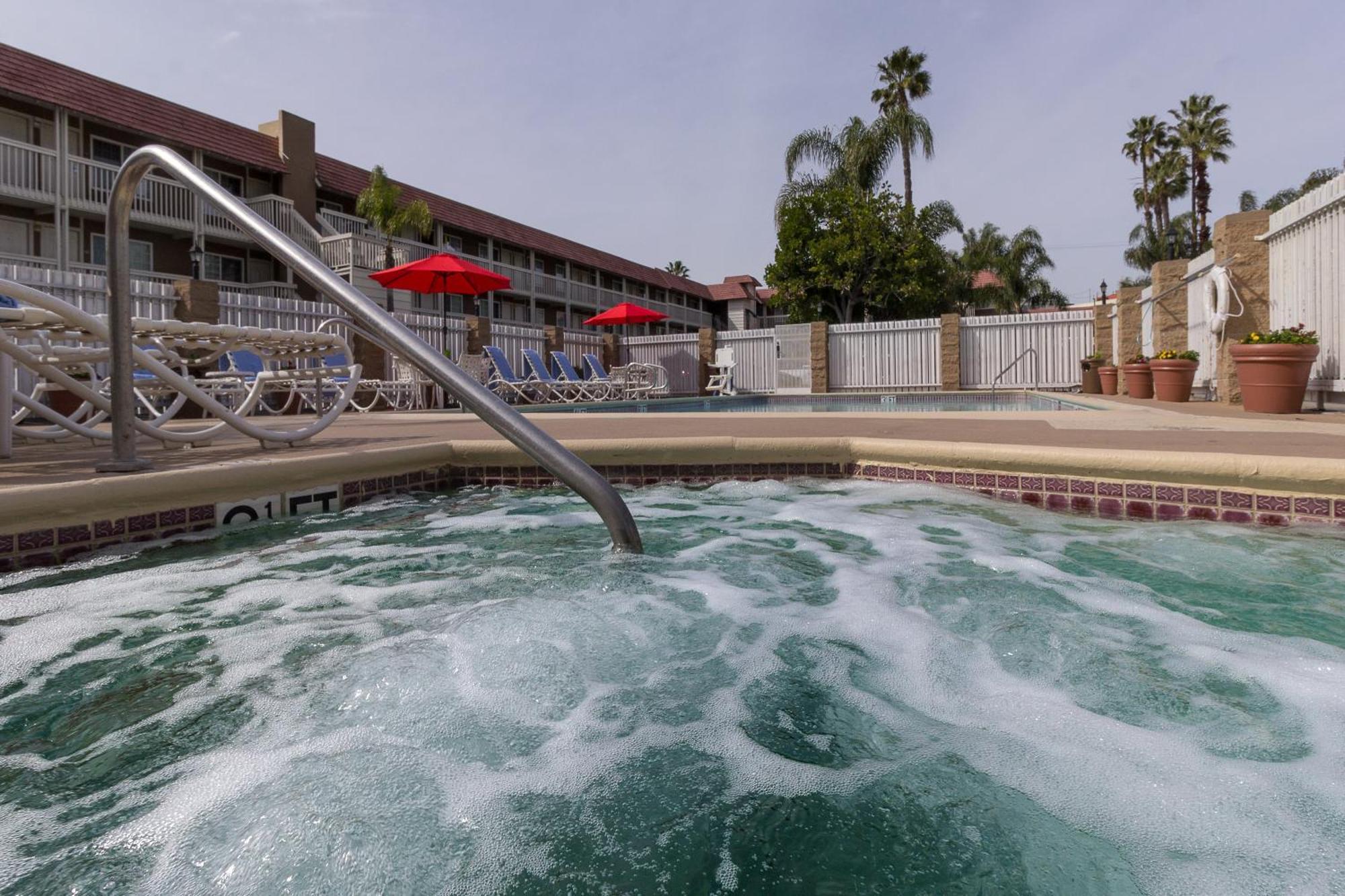 Ramada By Wyndham Costa Mesa/Newport Beach Eksteriør bilde